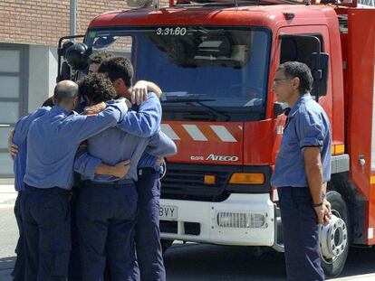 Los bomberos lloran la muerte de sus compa&ntilde;eros en el incendio de Horta de Sant Joan. 