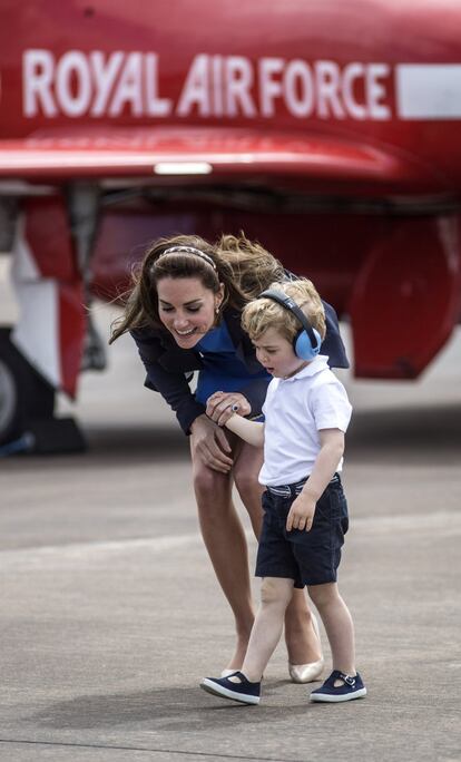 Su madre, Kate Middleton, estuvo muy atenta del pequeño Jorge, de 2 años, durante la exhibición aérea. Como en cada acto oficial al que acude, el pequeño ha robado la atención tanto de sus padres como de los medios.