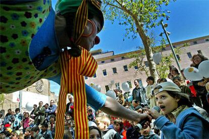 Niños participando en una de las actividades organizadas por la feria literaria Món Llibre.