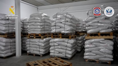 Cocaína intervenida en el puerto de Barcelona, oculta en sacos de arroz.
