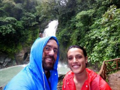 Los protagonistas de este viaje a Costa Rica, Marcos Fuste Pin y su mujer, Beatriz, en el río Celeste.