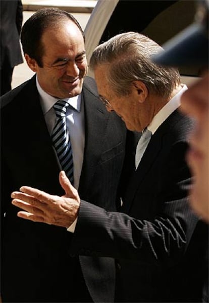 Donald Rumsfeld saluda a José Bono a su llegada al Pentágono.