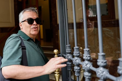 El exsecretario de Organización del PSOE, Santos Cerdán, en la entrada de su domicilio en Madrid.