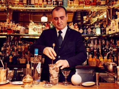 Javier Rufo, barman y encargado de camareros del Bar Cock, prepara un cóctel tras la barra. 