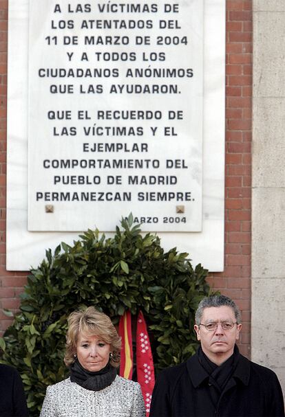El acto central del homenaje de la Puerta del Sol ha sido la colocación de una corona fúnebre en la placa conmemorativo de la Real Casa de Correos, sede del Gobierno regional. Allí se recuerdan a las 191 víctimas fallecidas en los atentados de los trenes de la estación de Atocha de Madrid, el 11 de marzo de 2004.