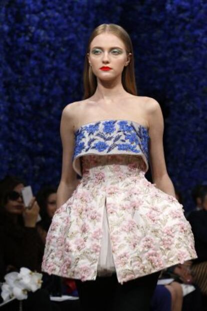 Modelo del desfile de alta cultura de Dior