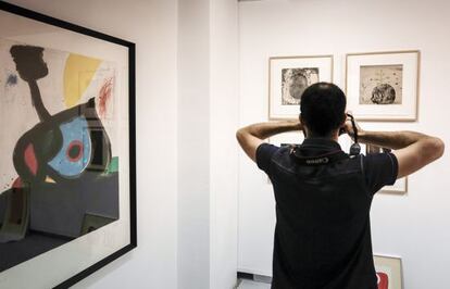 En la sala Ferran Cano con Miró, Barcelò, Tàpies y los 200 artistas solidarios con los maestros.