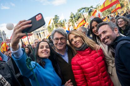 Desde la izquierda, Inés Arrimadas, diputada de Ciudadanos; Andrés Trapiello, escritor, Cayetana Álvarez de Toledo, diputada del PP; Begoña Villacís, vicealcaldesa de Madrid, y Guillermo Díaz, diputado de Ciudadanos.