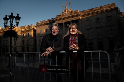 Los activistas Javier Bonomi y Carmen Bermúdez frente al Ayuntamiento de Barcelona este viernes.