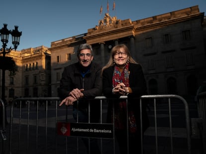 Los activistas Javier Bonomi y Carmen Bermúdez frente al Ayuntamiento de Barcelona este viernes.
