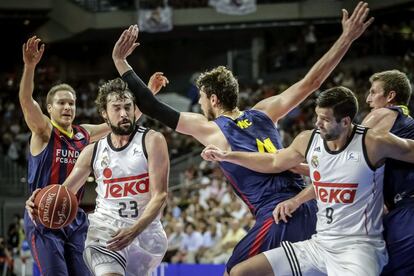 Llull encara a Tomic en un Madrid Barça del curso pasado.