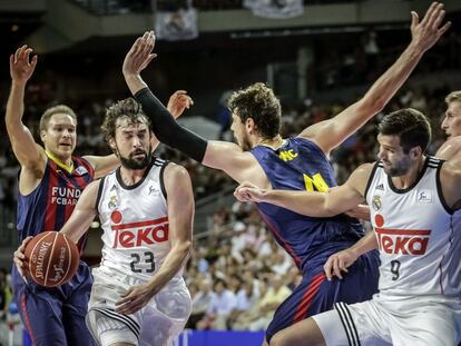 Llull encara a Tomic en un Madrid Barça del curso pasado.