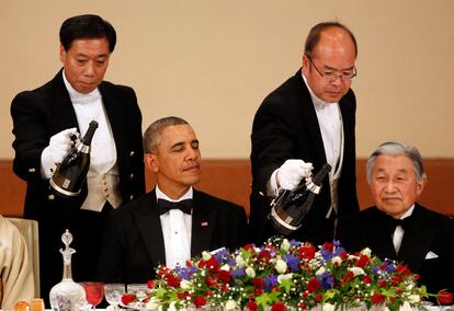 El presidente estadounidense, Barack Obama, asiste a una ceremonia de bienvenida en el Palacio Imperial de Tokio, en el primer acto oficial de su visita de Estado de tres días a Japón. Obama fue recibido con honores militares en los jardines de la residencia oficial de los emperadores de Japón, Akihito y Michiko.