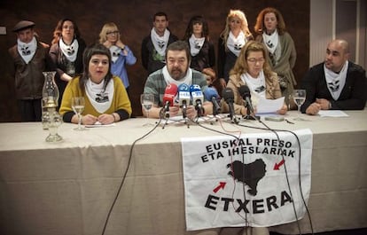 Juan Mari, segundo por la izquierda, y Begoña López Peña, segunda por la derecha, en la rueda de prensa.