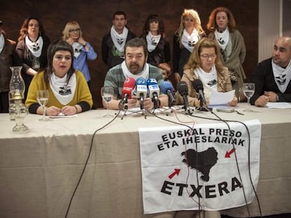 Juan Mari, segundo por la izquierda, y Begoña López Peña, segunda por la derecha, en la rueda de prensa.