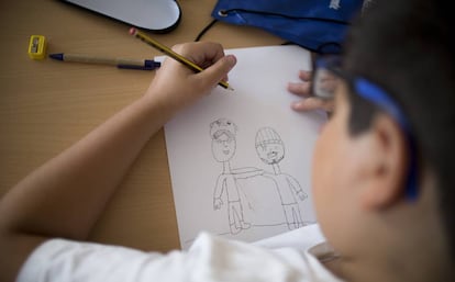 Un alumno de un colegio sevillano, en 2017.