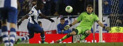 Casillas despeja el tiro de Córdoba
