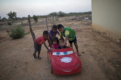 Un grupo de niños juega con un coche en el barrio Villa Esperanza. Ante las condiciones críticas que enfrenta el Estado de Maracaibo —y que se generaliza en el país— el líder chavista, Nicolás Maduro, sostiene que los problemas son el resultado de lo que él califica de guerra comercial por parte de Estados Unidos, que junto a cuatro docenas de países más sostienen que su reelección el año pasado no fue legítima.