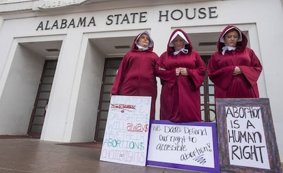 Mujeres protestando frente a la Casa del Estado de Alabama, en Montgomery, el pasado 17 de abril por la ley del aborto.