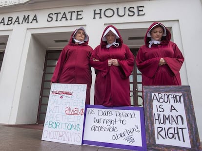 Mujeres protestando frente a la Casa del Estado de Alabama, en Montgomery, el pasado 17 de abril por la ley del aborto.