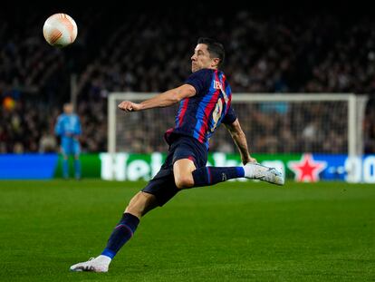 Robert Lewandowski intenta rematar de volea durante el partido entre el Barcelona y el Manchester United, de la Europa League, en el Camp Nou el pasado jueves.