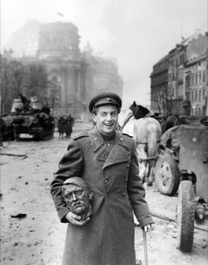 El poeta Jewgeni Dolmatowski con un trofeo del Reichstag. Berlín, 1945. 