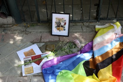 La 'storpelsteine' en honor a Nadine Hwang Brouta frente a la casa donde nació en Madrid, junto a una foto con su pareja Nelly Mousset-Vos y una bandera de la comunidad LGBTIQ+.