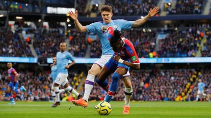 John Stones hace falta sobre Zaha.