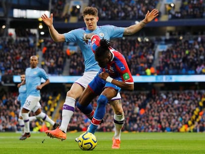 John Stones hace falta sobre Zaha.