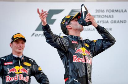 El piloto australiano Daniel Ricciardo, de Red Bull Racing, celebra la victoria en el GP de Malasia bebiendo champán de su bota, en el circuito de Sepang.