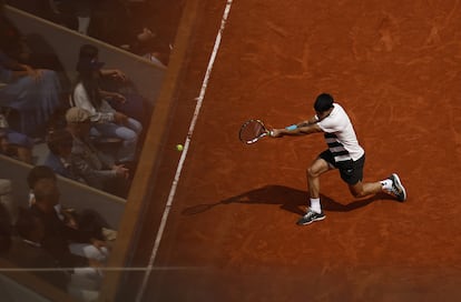 Alcaraz en acción durante el torneo de Roland Garros.