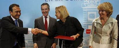 Esperanza Aguirre, Juan Carlos Gallego, Miguel Blesa y Ana Isabel Mariño; tras la firma del acuerdo.