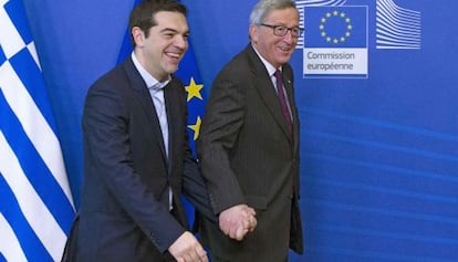 O presidente da Comissão Europeia, Jean-Claude Juncker, leva pela mão o chefe de Governo grego, Alexis Tsipras, na quarta-feira em Bruxelas.