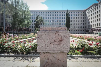 El monolito ubicado en la Castellana, frente al edificio de Nuevos Ministerios.