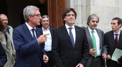 Josep Fèlix Ballesteros i Carles Puigdemont a la sortida de l'ajuntament tarragoní.