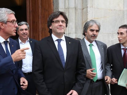 Josep F&egrave;lix Ballesteros i Carles Puigdemont a la sortida de l&#039;ajuntament tarragon&iacute;.