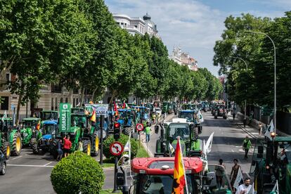 Decenas de tractores participaron en una tractorada convocada por la Unión de Uniones de Agricultores y Ganadero en Madrid (España) con el fin de reclamar más ayudas y celeridad en la puesta en marcha de las aprobadas ante la situación de "ruina" del campo español, debido a los episodios de sequía vividos, así como el aumento de los costes de producción. La marcha terminó en el Ministerio de Agricultura donde se leyó un manifiesto y la tabla reivindicativa de la organización.