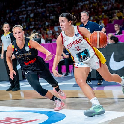 EL PIREO (GRECIA), 29/06/2025.- La base española Elena Buenavida controla la pelota durante la final del Eurobasket Femenino, disputada ante Bélgica este domingo en el estadio de la Paz y la Amistad de El Pireo (Grecia). EFE/ FEB Alberto Nevado SOLO USO EDITORIAL SOLO DISPONIBLE PARA ILUSTRAR LA NOTICIA QUE ACOMPAÑA (CRÉDITO OBLIGATORIO)