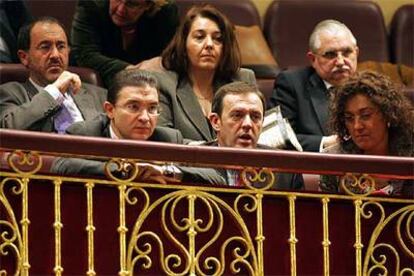 El portavoz del PP en las Cortes Valencianas, Serafín Castellano (a la izquierda en la primera fila), junto al secretario general del PSPV-PSOE, Joan Ignasi Pla, en la tribuna del Congreso.