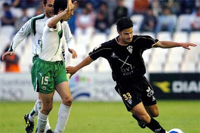 El delantero del Albacete Manuel Gato desborda al centrocampista israelí del Racing Yosi Benayoun.