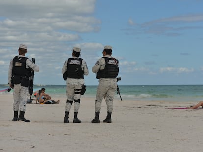 Elementos de la Guardia Nacional vigilan una playa en Tulum (México).