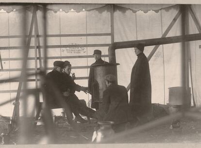 Científicos trabajando en experimentos de vuelo en Nueva Escocia (Canadá) en 1904