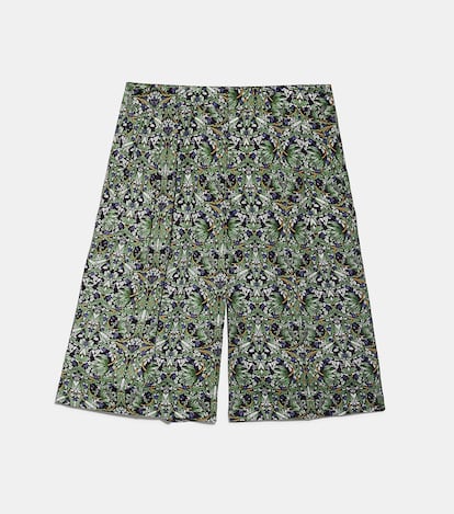 Dale aire a tus looks con estas bermudas de tejido fluido y un original estampado de flores de inspiración vintage. Su talle alto y silueta suelta hacen de esta prenda un comodín de estilo de lo más confortable. Son de Zara y su precio es de 29,95 euros.