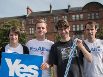 Membros do Generation Yes, um grupo de jovens independentistas, no sábado em Glasgow.