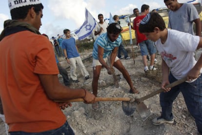 Jóvenes colonos excavan en la colonia de Kedumim, el pasado 1 de septiembre, para colocar la primera piedra de una guardería.
