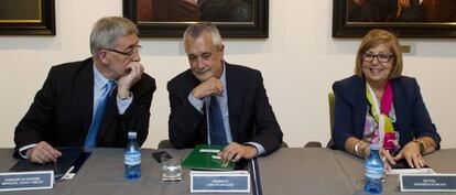 Griñán, entre el consejero Antonio Ávila y la rectora de la UMA, Adelaida de la Calle.