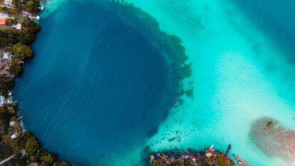 Vista aérea de uno de los cenotes de la laguna de Bacalar (México).