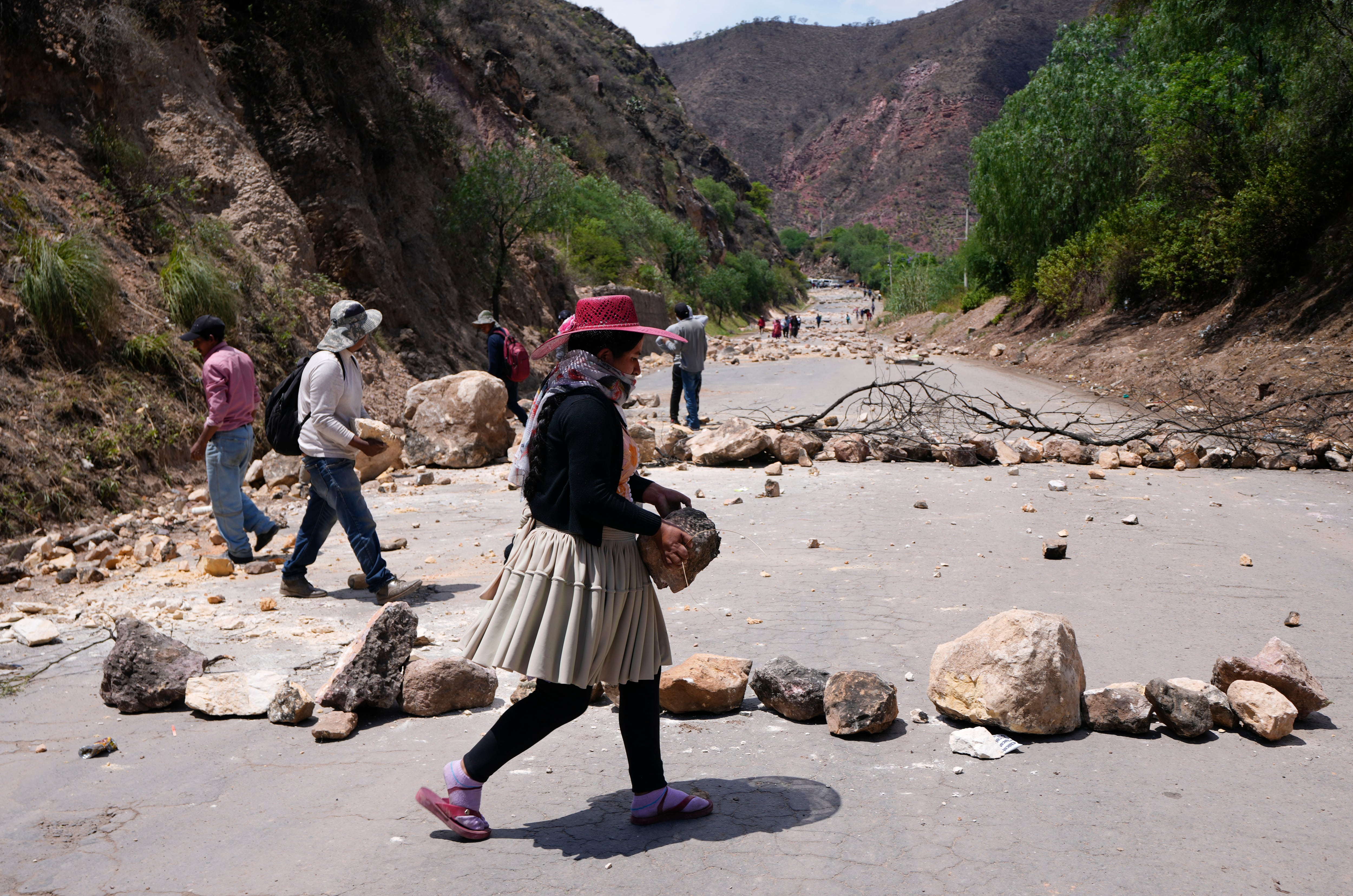 Un aeropuerto tomado y cortes de carreteras: escala la crisis política en Bolivia tras el tiroteo contra Evo Morales