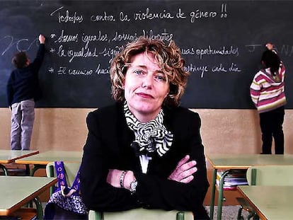 Isabel Llinás, directora del Instituto Balear de la Mujer y ex víctima de la violencia doméstica, en una clase de prevención de malos tratos en un colegio de Palma de Mallorca.