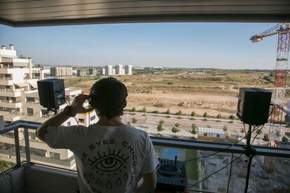 Dj Dicho pone música a sus vecinos desde su balcón en el barrio de Valdebebas. SANTI BURGOS